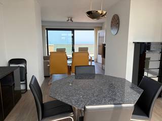Penthouse meublé avec vue sur la mer et panorama exceptionnel, comprenant 2 terrasses ensoleillées, un living lumineux donnant accès aux deux terrasses, une cuisine équipée avec tous les appareils électroménagers, y compris un lave-vaisselle et un lave-linge, 2 chambres dont une donnant sur la terrasse arrière, des toilettes séparées, un débarras avec étagères et sèche-linge, ainsi qu'une salle de bains avec lavabo et douche.
