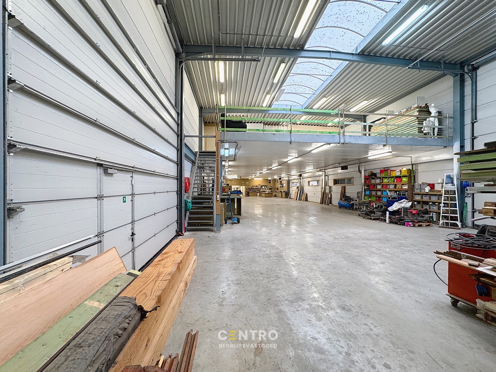 Prachtig BEDRIJFSPAND, bestaande uit MAGAZIJN (576m2 + tussenverdieping), BURELEN en instapklare, alleenstaande WONING. Op ambachtelijke zone te Aalter. - foto 2