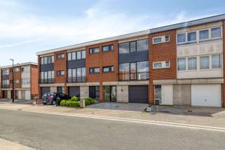 <p><span>Vous êtes à la recherche d'une première maison ou d'un bien d'investissement à fort potentiel ?</span></p><p><span>A Zwalm, à distance de marche de la gare, vous trouverez cet appartement lumineux et prêt à l'emploi au niveau de la cloche.</span></p><p><span> </span></p><p><span>EMPLACEMENT</span></p><p><span> </span></p><p><span>La propriété est située dans une impasse très calme, ce qui la rend idéale pour les familles avec de jeunes enfants. Des garderies et une école primaire se trouvent à proximité immédiate, ainsi que la salle de sport municipale, le mouvement de jeunesse, etc</span></p><p><span> </span></p><p><span>La propriété comprend un garage spacieux avec une salle de stockage, un espace de vie très lumineux, une cuisine rénovée, 3 chambres et une salle de bain rénovée.</span></p><p><span> </span></p><p><span>AMÉNAGEMENT</span></p><p><span> </span></p><p><span>enfin, 2 terrasses accueillantes (près du jardin et près du salon/cuisine) font de cette maison un véritable foyer.</span></p><p><span> </span></p><p><span>Une véritable opportunité dans cette catégorie de prix !</span></p><p><span> </span></p><p><span>Curieux de savoir ce qu'il en est ? Pour plus d'informations ou un rendez-vous pour la première journée de visite, contactez Sven (0474/096918/ sven@immodhondt.be)</span></p>