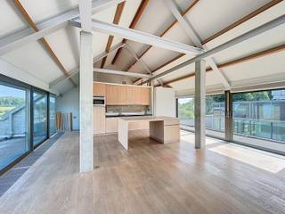Plan je afspraak in via www.living-stone.bePrachtig triplexappartement met 2 slaapkamers.Op het gelijkvloers bevindt zich een inkomhal met...