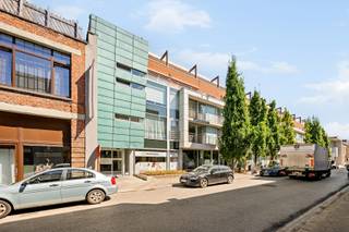 Deze aangename assistentiewoning van 51 m² is gelegen in Residentie Ennea, op een gunstige locatie nabij het centrum van Sint-Niklaas. Dankzij de centrale ligging bevinden winkels, voorzieningen en het stadscentrum zich op korte afstand.<br /><br />De woning beschikt over een lichtrijke leefruimte met ingerichte keuken, die aansluit op het aangename terras. Verder is er een slaapkamer en een badkamer met douche, lavabo en toilet.<br /><br />Residentie Ennea biedt een rustige en comfortabele woonomgeving, gecombineerd met de nabijheid van het stadscentrum en diverse voorzieningen.<br /><br />Deze assistentiewoning is ideaal voor wie op zoek is naar comfortabel en zelfstandig wonen, maar kan eveneens interessant zijn als investering.<br /><br />Interesse of wenst u meer informatie? Neem gerust contact op voor een afspraak of een bezichtiging.<br />manon@woonvast.be/ +32 493 72 43 21