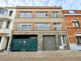 APPARTEMENT AVEC TERRASSE ORIENTÉE PLEIN SUD
Situé au deuxième et dernier étage d’un petit immeuble de seulement deux appartements, ce bel appartement lumineux de 90 m² offre un hall d’entrée, un spacieux séjour, une cuisine entièrement équipée, deux grandes chambres, une salle de bains et un WC séparé.
À l’arrière, vous profitez d’une agréable terrasse de 14 m² orientée plein sud avec un espace de rangement.
Construction solide avec planchers en béton, offrant calme et intimité grâce à une copropriété très limitée.
Un bien idéal pour ceux qui recherchent espace, luminosité et tranquillité
