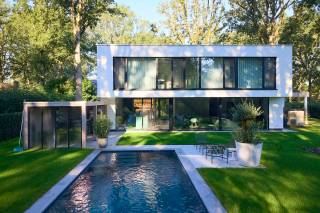 Deze moderne woning in ’s Gravenwezel, gebouwd in 2023, combineert eigentijds design met hoogwaardig comfort. Met een bewoonbare oppervlakte van 379 m² biedt deze woning een ruime leefomgeving voor het hele gezin. De lichte en open ruimtes zorgen voor een aangename sfeer doorheen het huis. Verwarmd zwembad!<br /><br />Indeling gelijkvloers:<br />mooie entree met pivoterende deur, vestiaire en gastentoilet, mooie leefruimte doorlopend met eetplaats en open keuken, gashaard en een apart bureel, berging en toegang naar het overdekt terras.<br />In de souterrain is de technische berging, een heel ruime home theater en een golf simulator.<br /><br />Indeling verdieping 1: overloop waarop uitkomen; de ruime ouderslaapkamer voorzien van ingemaakte kasten en luxe badkamer, tweede en derde slaapkamer (thans ingedeeld als 1 grote slaapkamer), douchekamer.<br />Deze villa is ideaal voor gezinnen die comfort en privacy waarderen. Daarnaast is er een goed onderhouden tuin, perfect om te ontspannen of om gezellige momenten buiten door te brengen. De carport en de twee parkeerplaatsen bieden voldoende ruimte voor voertuigen en extra opslag.<br /><br />Gelegen op een perceel van 2.042 m², biedt deze woning ook veel buitenruimte en privacy. De locatie in ’s Gravenwezel combineert rust en nabijheid van voorzieningen, waardoor het een perfecte plek is om te wonen. Een ideale kans voor wie op zoek is naar een ruime, moderne gezinswoning met alle comfort binnen handbereik.