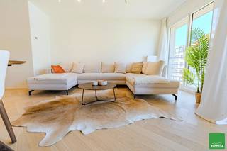 <strong><u>Bel appartement de 2 chambres élégant et prêt à emménager sur l’avenue Lippens.</u></strong><br /><br />Découvrez cet appartement entièrement rénové sur l’avenue Lippens à Knokke, à seulement quelques pas de la Digue-de-Mer. Alliant un design moderne et un confort optimal, cet appartement est prêt à vous accueillir.<br />L'entrée, avec des toilettes séparées, mène à un grand et lumineux salon-séjour. Il donne accès à une terrasse ensoleillée orientée ouest, parfaite pour les moments de détente. La cuisine ouverte, dotée d'un plan de travail en travertin, ajoute une touche d'élégance à l'ensemble.<br /><br />L'appartement comprend deux chambres, chacune avec sa propre salle de bain. La chambre principale est équipée d'une salle de bain attenante avec une grande douche à l'italienne, un lavabo et les raccordements pour une machine à laver et un sèche-linge. La deuxième chambre dispose également de sa propre salle de bain avec douche à l'italienne et lavabo. Des placards encastrés sur mesure seront installés dans les deux chambres.<br /><br />Toutes les fenêtres ont été remplacées. Un local à vélos commun. Le mobilier peut également être acheté en option.<br /> 