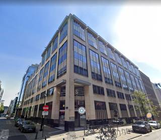 Bright offices ideally located in the heart of the European Quarter, between Place du Luxembourg and Rue Belliard.<br />Many shops and restaurants in the vicinity.  Easily accessible by bus, metro and train.<br />Surface area: 1.434 sqm.<br />Indoor parking available: 2.000 €/space/year.<br />Excluding charges and taxes.