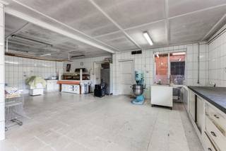 <p><span>Centraal gelegen, ruim handelspand met woonst (415m2) </span></p><p><span> </span></p><p><span>Belangrijkste troeven:</span></p><p><span> - Gelijkvloerse oppervlakte van ca 290m2! </span></p><p><span>- Woonst met 3 ruime kamers op verdieping </span></p><p><span>- Centrale ligging - Enorm potentieel! </span></p><p><span>- Inpandige garage </span></p><p><span>- Kelder en kruipkelder</span></p><p><span> </span></p><p><span>Bekijk zeker onze grondplannen met de afmetingen. Zo krijgt u van thuis uit al een perfect beeld van wat deze woning te bieden heeft! </span></p><p><span>Wenst u meer info of een vrijblijvende bezichtiging, contacteer dan ons kantoor op het nummer 014 39 99 99 en wij helpen u graag verder. </span></p>