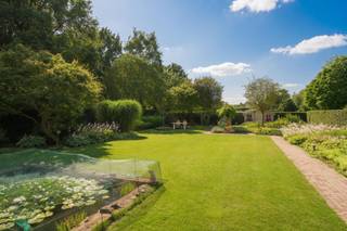 <p><span>Karaktervolle villa met 3 slaapkamers, inpandige garage, zonnige tuin op een toplocatie in Bonheiden</span></p><p><span>In een rustige, residentiële straat op een absolute toplocatie in Bonheiden bevindt zich deze ruime en uitstekend onderhouden villa op een perceel van ongeveer </span><span>10 are</span><span>. De woning geniet van een ideale ligging op korte afstand van het centrum van Bonheiden, Mechelen, scholen, winkels en belangrijke invalswegen. Hier woont u in alle rust, met alle voorzieningen binnen handbereik.</span></p><p><span>Met een </span><span>bruto bewoonbare opp. van bijna 195 m²</span><span> biedt deze woning bijzonder veel ruimte voor het hele gezin. Via de inkomhal betreedt u de lichtrijke leefruimte, bestaande uit een gezellige zithoek en een aparte eetkamer. Grote raampartijen zorgen voor een aangename lichtinval en creëren een warme, huiselijke sfeer. Aansluitend bevindt zich de functionele keuken, uitgerust met onder meer een keramische kookplaat (2021), oven, dampkap en koelkast. Vanuit de leefruimte heeft u rechtstreeks toegang tot het ruime, zonnige terras en de prachtige tuin.</span></p><p><span>Op een iets hoger niveau, bevinden zich </span><span>3 slaapkamers</span><span>, waarvan 2 met ingemaakte kasten, en een badkamer. De woning beschikt bovendien over een ruime </span><span>zolder van maar liefst 78 m²</span><span>, die tal van mogelijkheden biedt voor het creëren van extra slaapkamers, een hobbyruimte, bureau of polyvalente ruimte.</span></p><p><span>Het half ondergrondse niveau omvat een </span><span>inpandige garage</span><span>, een praktische berging met douche, een ruime wasplaats en een apart toilet. Ideaal voor wie extra opslagruimte of een praktijk- of hobbyruimte wenst.</span></p><p><span>Buiten geniet u van een fraai aangelegde voortuin met oprit en een diepe achtertuin van meer dan </span><span>575 m²</span><span>, waar rust, privacy en groen centraal staan. Op het terras kan je optimaal genieten van zonnige dagen.</span></p><p><span>Ook technisch werd de woning doorheen de jaren goed onderhouden. Zo werd de verwarmingsinstallatie vernieuwd in 2011, de zekeringskast vervangen in 2020, beschikt de woning over aluminium ramen met dubbele beglazing, rolluiken, een dak met natuurleien (1996) en koperen goten, een vernieuwd dampscherm en 20 cm rotswolisolatie op de zoldervloer. Verder zijn een regenwaterput, septische put en gescheiden riolering aanwezig.</span></p><p><span>Bent u op zoek naar een ruime gezinswoning met een uitstekende ligging, een mooie tuin en nog heel wat uitbreidingsmogelijkheden? Dan is deze villa mits wat opfrissing beslist een bezoek waard. </span></p><p><span> </span></p><p><span> </span></p>