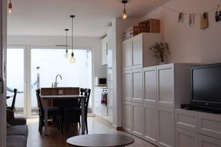 <p><span> </span></p><p><span> </span></p><p><span>Deze knusse rijwoning op wandelafstand van het centrum van Wetteren kan genieten van een tof zicht op de Schelde. </span></p><p><span>De woning heeft volgende indeling; een lichtrijke leefruimte (30m²) gevolgd door een keuken met handig kookeiland met vaatwasmachine, combioven, frigo, oven en dampkap. Via de grote raampartijen is er toegang tot een gezellig terras dat recent vernieuwd is. </span></p><p><span>Via de design trap komen we op de eerste verdieping waar er een 1ste slaapkamer (14m²) is en badkamer met bad, wc, wastafel en verder. </span></p><p><span>Bovenliggend is er een 2de slaapkamer/bureauruimte voorzien met kastenwand. </span></p><p><span>Deze woning wordt verhuurd inclusief tafel, 6 stoelen, zetel, grote kleerkast, kasten op de badkamer.</span></p><p><span>CV op aardgas.</span></p><p><span>Deze woning is beschikbaar vanaf 01/09.</span></p><p><span> </span></p>