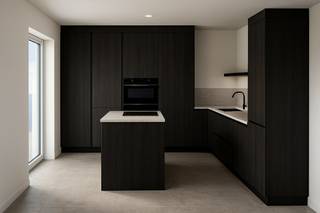 Welkom in Boekhoute, een charmant dorpje in Assenede, waar rust en gezelligheid hand in hand gaan. Gelegen op wandelafstand van het centrum, geniet u van een rustige omgeving met alle voorzieningen vlakbij: scholen, winkels, horeca en vlotte verbindingen richting Eeklo, Zelzate en de Nederlandse grens.<br /><br />Op de Oude Havenstraat 1 vindt u deze volledig gerenoveerde eengezinswoning, afgewerkt met duurzame materialen en oog voor detail (vloeren en deuren vrij te kiezen binnen voorzien budget). De woning straalt moderniteit uit dankzij de witte crepi-gevel en strakke zwarte ramen.<br /><br />Indeling:<br /><br />Gelijkvloers (84 m²): inkomhal met vestiaire, ruime leefruimte (26 m²) en een volledig uitgeruste keuken (23 m²) met luxe werkblad in keramiek (Neolith Terrazo Ceppo Silk), Bora kookveld, Electrolux en Franke toestellen. Verder is er een wasplaats/berging, gastentoilet en kelder.<br /><br />Verdieping (66 m²): nachthal, 3 slaapkamers, badkamer met douche en lavabo (meubel nog te kiezen binnen voorzien budget), apart toilet.<br /><br />De woning is voorzien van gevel- en dakisolatie, vloerverwarming en regenwaterrecuperatie. Alles wordt tot in de puntjes afgewerkt, is energiezuinig en onderhoudsvriendelijk.<br /><br />De vermelde informatie en afmetingen, evenals de getoonde impressies, zijn uitsluitend indicatief en kunnen afwijken van het uiteindelijke product.<br /><br />Meer info en plannen op www.hillewaere-vastgoed.be