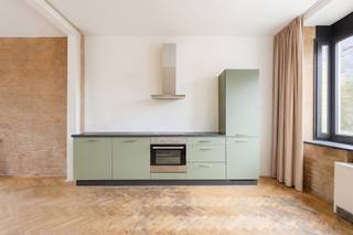 <p><strong>Welkom in deze uitstekend gerenoveerde appartement in hartje Antwerpen</strong></p><p>Dit aantrekkelijke appartement van 83m² combineert authentieke charm met modern comfort. Het pand bevindt zich in een historisch gebouw met karakteristieke bakstenen muren die u door het gehele interieur terugvindt, wat aan deze woning een unieke en warme sfeer geeft.</p><p><strong>Indeling en ruimten:</strong> Het appartement beschikt over twee ruime slaapkamers, elk voorzien van grote ramen die veel natuurlijk licht binnenlaten. De slaapkamers zijn afgewerkt met warm houtwerk en bieden veel opbergruimte dankzij de handige inbouwkasten. De woonkamer is een open, lichte ruimte met een aangename indeling, ideaal voor zowel ontspanning als entertaiment.</p><p><strong>Keuken:</strong> De gemoderniseerde keuken beschikt over een groene keukenblok met alle nodige apparatuur, inclusief een moderne afzuigkap. Dit ruime kookelement integreert perfect in de open woonruimte.</p><p><strong>Badkamer:</strong> De aangename badkamer is volledig vernieuwd met een zwarte douchewand, wastafel en moderne armaturen. Een haakse radiator zorgt voor comfort en stijl.</p><p><strong>Bijzonderheden:</strong> Het appartement beschikt over een praktische gangkast voor extra opbergruimte. De afwerking met parketvloeren, stijlvolle gordijnen en moderne accesoires maken deze woning direct inzetbaar en volledig klaar voor bewoning.</p><p><strong>Locatie:</strong> Gelegen in het levendige Antwerpen, dicht bij winkels, restaurants en openbaar vervoer. Een ideale keuze voor wie op zoek is naar een stijlvol en functioneel appartement in een bruisende omgeving.</p><p>Dit pand bestaat uit 13 appartementen en 3 ateliers waarvan reeds 60 procent is verkocht! </p><p>Rechtstreeks van eigenaar te koop.</p><p>Voor meer informatie of bij interesse kan u mij gerust contacteren op +32 456 83 87 68</p>