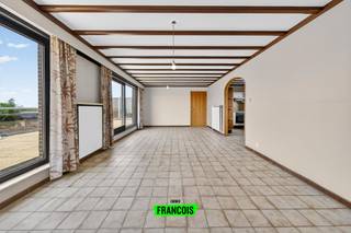Op wandelafstand van het centrum van Diksmuide bevindt zich dit ruime en lichtrijke penthouse met drie slaapkamers en een uitzonderlijk groot...