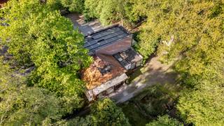<p><strong><span>Uniek perceel van 1.538 m² met directe toegang tot de heide</span></strong></p>
<p><span>Droom je van rust, natuur en privacy? Dan is dit uitzonderlijke perceel van maar liefst </span><strong><span>1.538 m²</span></strong><span> precies wat je zoekt. Gelegen in een groene en rustige omgeving, biedt dit terrein een </span><strong><span>rechtstreekse ingang tot de heide</span></strong><span>, ideaal voor natuurliefhebbers, wandelaars en wie houdt van een open, ongerepte omgeving.</span></p>
<p><span>Op het perceel bevindt zich een </span><strong><span>klein, charmant oud huisje</span></strong><span>, dat mogelijkheden biedt voor renovatie of een totaal nieuw project (onder voorbehoud van de geldende stedenbouwkundige voorschriften). </span></p>
<p>Het perceel is gelegen in woongebied en in RUP Woonbos.<br /><br /><span>De troeven op een rij:<br /></span> -<strong>Ruim perceel van 1.538 m²<br /></strong>-<strong>Directe toegang tot de heide<br /></strong>-Rustige en groene ligging met veel privacy</p>
<p><span>Een zeldzame opportuniteit voor wie wil wonen of investeren op een toplocatie in het groen. Vraag de voorschriften op bij ons kantoor.</span></p>