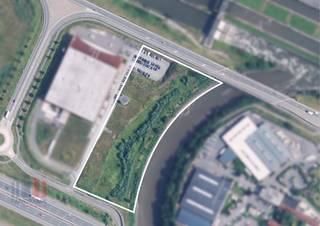 Gebouw op maat bestaande uit een maximale footprint van <strong>5000 m² loods</strong> in combinatie met een kantoor en mezzanine naar keuze met fenomenaal vlotte bereikbaarheid dankzij de nabijheid van de R4 met een vlotte ontsluiting naar de E40 en de E17. Dit gebouw is strategisch gelegen op "Eilandje Zwijnaarde", tussen de <strong>R4 </strong>en de <strong>E40 </strong>en nabij het Klaverblad. Het magazijn wordt <strong>op maat afgewerkt</strong> en voldoet aan de nieuwste normen. <strong>Ook andere oppervlakte mogelijk tot 35.000 m²</strong> op nabijgelegen site.<br /><br />Aarzel niet en contacteer <strong>PANORAMA B2B </strong>voor meer informatie op <strong>09 225 09 09</strong>.