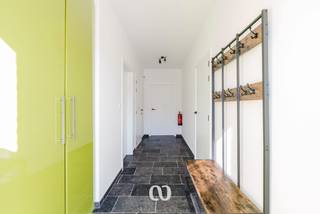 Gelegen in het gehucht De Klijpe te Ronse, biedt deze recente woning (2022) de perfecte combinatie van modern comfort en energiezuinig wonen. De woning bevindt zich op een perceel van maar liefst 1120 m² en heeft een bewoonbare oppervlakte van 305 m². Aan ruimte dus zeker geen gebrek. In het nabijgelegen centrum van Ronse vindt je bovendien alle nodige faciliteiten. Met een A-label biedt deze woning tevens een zeer lage energiekost. <br /><br />Indeling:<br />-GLV: Via de uitnodigende inkomhal kom je terecht in de ruime en lichtrijke leefruimte met open luxe keuken voorzien van een eiland en alle nodige apparatuur. Vanuit deze ruimte heb je een onmiddellijke prachtig zicht op de tuin. Verder is er nog een zeer ruime berging die momenteel dienst doet als slaapkamer en aansluitend een douchekamer. Er is tevens nog een hobbyruimte/bureau die ook makkelijk kan omgebouwd worden tot garage.<br />-1stV: De nachthal geeft toegang tot 4 ruime slaapkamers en 2 badkamers.<br /><br />De woning werd tot nu toe gebruikt als vakantiewoning en beschikt dus over de nodige vergunningen. Gezien de bezetting blijkt dit een zeer aantrekkelijk adresje voor vakantiegangers en dus bijgevolg een zeer goede investering te zijn. Uiteraard kan je hier ook gewoon je thuis van maken.<br /><br />Heb je interesse in deze zeer ruime instapklare woning als thuis of als investering? Neem snel contact op en kom de woning zelf ontdekken.