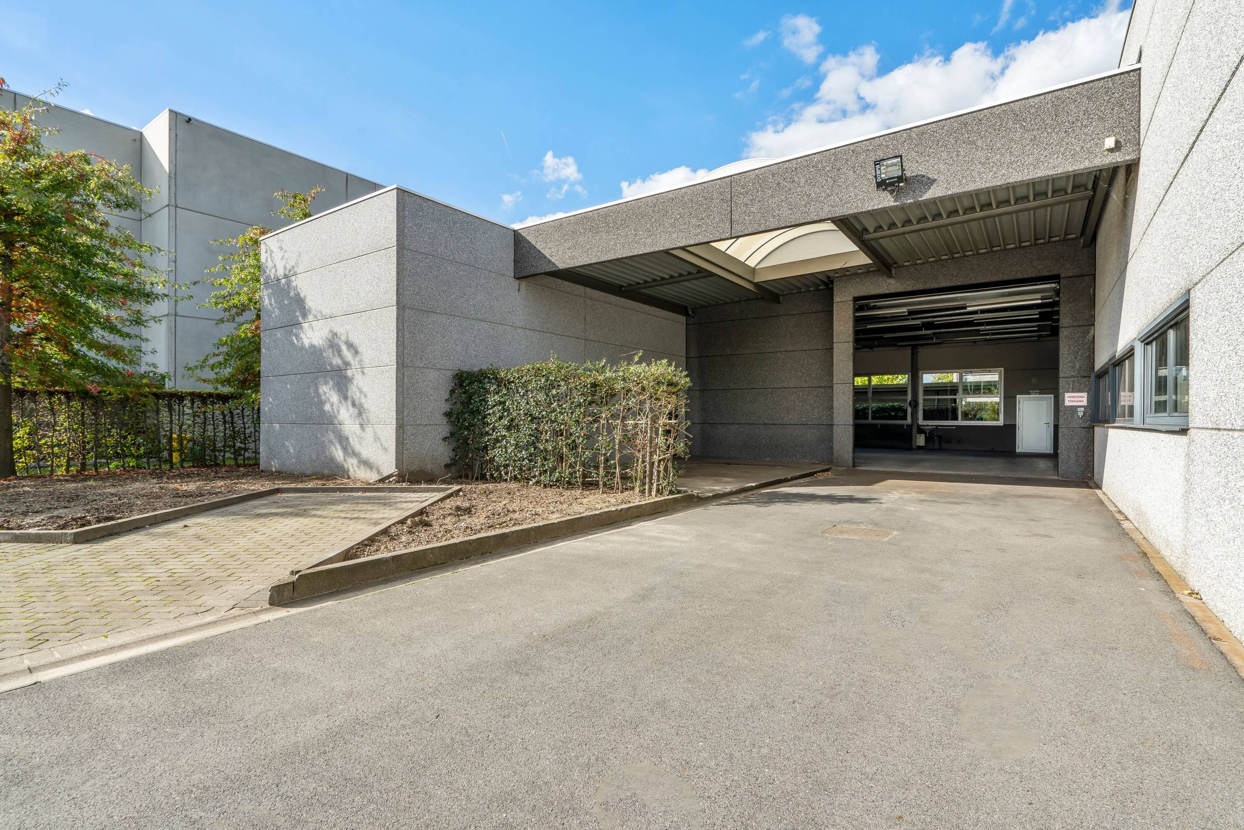 Commercial à louer à Oostkamp - photo 2