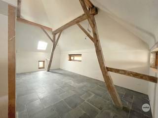 UNIEK APPARTEMENT MET 2 SLPKS EN TERRAS Nabij de rustige dorpskern van Wellen treffen wij in de Veerstraat 60 deze prachtige vakwerkwoning uit...