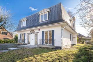 <div>
<p>In een van de meest gewilde wijken van Waterloo, in het hart van het groene Vert-Coucou, combineert deze prachtige, volledig gerenoveerde villa van ± 280 m² op elegante wijze de charme van klassieke architectuur met het comfort van het hedendaagse leven. Bij binnenkomst wordt u verwelkomd door een majestueuze hal die uitkomt op royale ontvangstruimtes. De woonkamer van ± 61 m², die dankzij de zuidoostelijke ligging en de ramen die uitkijken op de tuin baadt in het licht, vormt het hart van het huis. Een ideale plek om bijzondere momenten met het gezin door te brengen of gasten in een gezellige sfeer te ontvangen. De volledig uitgeruste keuken sluit naadloos aan op deze harmonieuze leefruimte. Een kantoor van ± 13 m², een garderobe en een toilet maken deze verdieping compleet. Op de bovenverdieping is het slaapgedeelte ontworpen om te voldoen aan de behoeften van een gezin dat op zoek is naar comfort. De oudersuite van ± 27 m² beschikt over een eigen kleedkamer en een eigen badkamer. Vier andere lichte slaapkamers, waarvan één met aangrenzende doucheruimte, evenals een tweede badkamer en een apart toilet, garanderen ruimte en privacy voor iedereen. De kelder biedt bijzonder aantrekkelijke troeven: een ruime garage met plaats voor twee auto’s, een werkplaats, een wijnkelder en talrijke opbergruimtes. Deze zeldzame woning ligt vlak bij scholen, winkels, verkeersaders en sportfaciliteiten en overtuigt door de perfecte balans tussen een groene leefomgeving en dagelijks gebruiksgemak. Een karaktervolle woning waar elke ruimte is ontworpen om comfort, elegantie en levenskwaliteit te bieden. Direct beschikbaar. Gasverwarming. EPC D. Afmetingen ter indicatie.*</p>
<p><u>Op de begane grond:</u></p>
<ul>
<li>Imposante inkomhal met een garderobe en een toilet</li>
<li>Ruime woonkamer van ±61 m² met toegang tot de tuin op het zuidoosten, wat zorgt voor veel lichtinval in de leefruimtes</li>
<li>Volledig uitgeruste keuken (oven, kookplaat, afzuigkap, koelkast, vriezer, vaatwasser)</li>
<li>Kantoor van ±13 m²</li>
</ul>
<p><u>Op de 1<sup>e</sup> verdieping:</u></p>
<ul>
<li>Slaapgedeelte</li>
<li>1 ouderslaapkamer van ±27 m² met eigen kleedkamer en badkamer (dubbele wastafel, inloopdouche, toilet)</li>
<li>1 slaapkamer van ±10 m² met eigen doucheruimte</li>
<li>3 slaapkamers van ±10 m² - ±11 m² - ±13 m²</li>
<li>1 badkamer (wastafel, bad)</li>
<li>Apart toilet</li>
</ul>
<p><u>Op niveau -1:</u></p>
<ul>
<li>1 grote garage met ruimte voor 2 auto’s</li>
<li>1 werkplaats</li>
<li>1 wijnkelder</li>
<li>Diverse opbergruimtes, waaronder een wasruimte</li>
</ul>
<p>Gasgestookte verwarmingsketel.</p>
<p>Afmetingen ter indicatie</p>
</div>