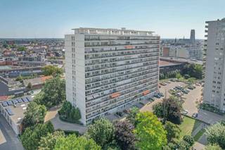 Dit ruime en lichtrijke appartement op de eerste verdieping biedt een aangename woonomgeving met een westgericht terras, waar je heerlijk van...