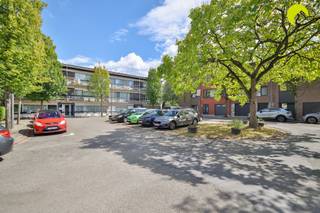 <p><span>Appartement confortable situé dans un quartier calme et disposant de places de stationnement à Hoboken. L'appartement se trouve au deuxième étage d'un petit immeuble.</span></p><p><span>Cet appartement à rénover présente un agencement pratique et des surfaces agréables.</span></p><p><span> </span></p><p><span>Agencement :</span></p><p><span>En entrant dans l'appartement, on accède à un espace de vie lumineux offrant suffisamment de place pour un coin salon et un espace de vie confortables.</span></p><p><span>Juste à côté, à l'avant, se trouve la cuisine indépendante, qui doit être rénovée.</span></p><p><span>L'appartement dispose d'un couloir avec une porte donnant sur le débarras, ainsi que d'une salle de bains avec WC, baignoire et lavabo.</span></p><p><span> </span></p><p><span>Il y a également trois chambres, dont deux donnent sur le jardin.</span></p><p><span> </span></p><p><span>Permettez-moi de vous résumer les atouts de cet appartement à Hoboken :</span></p><ul><li><span>Toiture et chaudière neuves</span></li><li><span>Cave disponible</span></li><li><span>Petit immeuble (sans ascenseur)</span></li></ul><p><span> </span></p><p><span>PEP : 234 kWh/m² - Label C</span></p><p><span>Score P (score du terrain : classe B)</span></p><p><span>Score G (score du bâtiment : classe B)</span></p><p><span> </span></p><p><span>Pour organiser une visite sur place, vous pouvez nous contacter au 03 449 42 41 ou nous envoyer un e-mail à l'adresse <span>hallo@habicom.be</span></span></p><p><span>Vous souhaitez connaître la valeur de votre logement ? Vérifiez-la gratuitement sur <span>www.watismijnhuiswaard.be</span></span></p><p><span> </span></p>