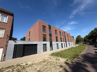 <p>Ondergrondse autostaanplaats nummer 10, te huur aan de Borsbeeksesteenweg 41 in Deurne.</p><p>De parkeerplaats is vlot bereikbaar via een autolift, die bediend wordt met een afstandsbediening. Bovendien is er de mogelijkheid om elektrisch te laden.</p><p>Huurprijs: €100 per maand, inclusief btw</p><p>Er is ook de mogelijkheid om meerdere parkeerplaatsen te huren, uiteraard aan een meerprijs. Indien u meerdere plaatsen wenst, mag u dit gerust laten weten.</p><p>Interesse of graag meer informatie? Neem gerust contact op.</p>