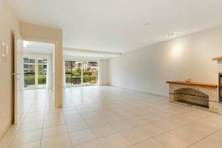 Ruim, gelijkvloers appartement (103m2 bewoonbare oppervlakte, EPC 209, bouwjaar 2004) te koop met 2 slaapkamers, aangename (gunstig georiënteerde) terrassen + stadstuin en zicht op de aangelegde, gemeenschappelijke binnentuin, mogelijkheid tot het aankopen van een ondergrondse, ruime autostandplaats + kelderberging aan € 25.000,00. Langs de Dampoortstraat, aan de Dampoort / het Zuidervaartje en de Brugse stadsvesten, geniet men van een uitstekende locatie vlakbij openbaar vervoer, buurtwinkels, scholen, sportcentrum en een vlotte verbinding richting Damme, Knokke... Lift aanwezig. <br />Indeling:<br />Gelijkvloers (circa 103m2 bewoonbare oppervlakte):<br />- Inkomhal (8m2) met gastentoilet;<br />- ruime woonkamer (40m2) met schuifraam (voorzien van automatische rolluiken), dat u toegang tot het gunstig georiënteerde terras + stadstuin biedt;<br />- ingerichte leefkeuken (12m2);<br />- praktische berging (5m2) aansluitend aan de keuken met aansluiting voor wasmachine / cv-installatie;<br />- badkamer (10m2) voorzien van dubbele lavabo in meubel en douche;<br />- 2 slaapkamers (16m2 & 12m2).<br />Kelderverdieping:<br />- Mogelijkheid tot aankopen van ruime, ondergrondse autostandplaats + kelderberging aan 25.000,00 euro.<br />- Gemeenschappelijke fietsenberging.<br /><br />Bestuursmaatregelen in het maatregelenregister: nee
