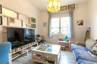 <p>Zoek je een woning met mogelijkheden? Of je nu een gezin hebt of nood hebt aan een comfortabele thuiswerkplek: dankzij de stevige basis en het licht op te frissen interieur maak je van dit huis in een handomdraai jouw droomwoning. In de tuin geniet je in alle rust van zonnige middagen en gezellige barbecues. En met twee eigen autostaanplaatsen recht voor de deur hoef je nooit meer te zoeken naar een parkeerplek! Tot slot is er nog een grote kelder die dienst kan doen als provisiekelder of extra stockageruimte.<br /><br />De ligging is simpelweg ideaal. Je woont hier in een vlot bereikbare straat, met de natuur letterlijk om de hoek. Het prachtige park Hof Ter Linden en het historische Fort V liggen op wandelafstand—ideaal voor een ontspannende avondwandeling, een rondje joggen of een zondagse uitstap met de kinderen. Bovendien liggen scholen, winkels en het openbaar vervoer vlakbij.<br /><br />Interesse? Neem dan snel contact met ons op om deze woning te ontdekken!<br /><br />(woongebied, vergunning, geen verkavelingsvergunning, voorkooprecht, geen rechterlijke herstelmaatregel of bestuurlijke maatregel opgelegd)</p>