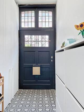 Subliem gelegen, energiezuinige woning nabij diverse voorzieningen. De woning omvat een inkomhal, een afzonderlijk toilet, een lichtrijke...