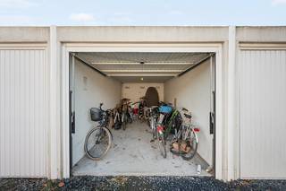Goed onderhouden en afsluitbare garagebox in prima staat, gelegen op een rustig en veilig gemeenschappelijk domein met meerdere garageboxen.De garage...