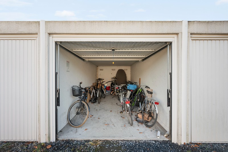 Recente (°2017) afgesloten garagebox op een gunstige ligging te Heule - foto 2