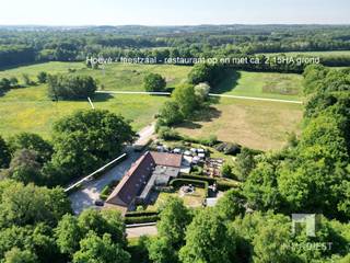 Ontdek deze Villa-Landhuis midden in de groene omgeving van Tessenderlo. Met een perceel van ca 2,15HA. De private woonst die discreet is...