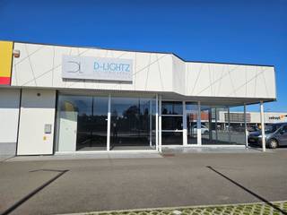 <p><span> </span></p><p><span>Handelspand van 500 m² op AAA locatie.</span></p><p><span> </span></p><p><span>Deze showroom, momenteel nog ingevuld als keukenzaak, is gelegen op de Hasseltweg in de nabijheid van grote retailers zoals Albert Heijn, Actio, Gamma, Chateau d'Ax en Prenuptia.</span></p><p><span>Een ruime parking is voorzien voor en naast het gebouw.</span></p><p><span>Vrij vanaf 1 april 2017.</span></p><p><span>OV ten laste van de huurder.</span></p><p><span> </span></p><p><span>Vg, Wg, Gvkr, Gvkv, Gog</span></p>