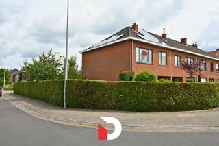 Ontdek deze karaktervolle halfopen woning, gelegen in de uiterst rustige Poortersstraat, een serene woonwijk dichtbij (buurt)winkels, scholen, openbaar vervoer, het centrum van Sint-Kruis en op fietsafstand van Brugge centrum. Ook de Maalse Steenweg is binnen handbereik waar je verschillende commerciële centra terugvindt. Op deze locatie liggen zowel de stad als natuur erg dichtbij. <br />Deze stijlvolle woning verkeert in een INSTAPKLARE en goed onderhouden toestand. <br />Doorheen de jaren evolueerde de woning mee gezien de aanwezigheid van een recent vernieuwde badkamer / keuken (Dovy), de aanwezigheid van zonnepanelen gekoppeld aan een thuisbatterij van 10kw, dubbele beglazing, ... . !!LAGE VERBRUIKSKOSTEN !! De huidige eigenares betaalt op heden slechts +/- € 70/ maand aan verbruikskosten.<br />De woning beschikt op het gelijkvloers over een inkomhal, toilet, een inpandige garage, gezellige doorzon leef- en eetruimte, leefkeuken met inbouwtoestellen en een veranda. Op de verdieping zijn er 3 volwaardige slaapkamers en een vernieuwde badkamer voorzien. De woning beschikt eveneens over een spatieuze zolder die toegankelijk is via een vaste trap en uitgewerkt werd als een 4de slaapkamer. Op het naastliggend perceel, behorend tot het eigendom staat een 2e losstaande garagebox met een zijpoortje die uitgeeft in de tuin. De aangelegde tuin ligt half rond het huis waardoor je de ganse dag zon geniet vanop de verschillende terrassen waarbij ook de privacy gewaarborgd is. <br />In de fraai aangelegde achtertuin die openheid geniet is het aangenaam vertoeven waarbij men zoninval en PRIVACY geniet. De ruime oprit biedt plaats voor een wagen.<br /><br /><br />Contacteer ons snel voor een bezoek aan deze veelzijdige en complete woning!