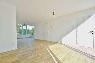 <p>Bent u op zoek naar een recent appartement vlak bij het centrum van Hamme? Dan is dit misschien wel uw nieuwe thuis!</p><p>Dit recente appartement is centraal gelegen en biedt alle hedendaags comfort. U betreedt het appartement via de ruime inkomhal, die toegang geeft tot de gezellige leefruimte met open keuken. De keuken is volledig uitgerust met de nodige toestellen en sluit aan op een ruim terras aan de achterzijde van het gebouw, waar u in alle rust kan genieten.</p><p>Daarnaast beschikt het appartement over een praktische technische ruimte, ideaal voor het plaatsen van een extra koelkast, diepvriezer, wasmachine en droogkast.</p><p>De badkamer is modern ingericht en voorzien van een inloopdouche en dubbele wastafel. Er is ook een apart toilet aanwezig.</p><p>Verder zijn er twee lichtrijke slaapkamers die voldoende ruimte bieden voor een comfortabel interieur.</p><p>Bij het appartement hoort bovendien een staanplaats die inbegrepen is in de huurprijs. Achteraan het gebouw vindt u een afvalberging en een gemeenschappelijke fietsenstalling.</p><p>De gemeenschappelijke kosten voor dit appartement bedragen € 75,00 per maand.</p><p>Dit appartement combineert een centrale ligging met rust en comfort.</p><p>Interesse? <br />Aarzel niet om ons te contacteren via 0473/ 51.80.58 of margot.raemdonck@-immo-zone.be.</p>