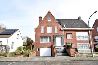 Deze woning combineert een statige architectuur met een warme, huiselijke sfeer en is gelegen in een rustige buurt, wat zorgt voor een bijzonder aangename en veilige woonomgeving.<br />Dankzij de gunstige ligging geniet u hier van een vlotte bereikbaarheid naar het centrum van Marke en Kortrijk, terwijl u tegelijk woont in een kindvriendelijke en groene buurt.<br /><br />Indeling als volgt:<br />Bij het betreden van de woning komt u binnen in een statige inkomhal, die meteen de toon zet voor de rest van het huis.<br />De doorzonleefruimte zorgt voor een mooie lichtinval en bestaat uit een gezellige zithoek en een eetplaats, waar het aangenaam vertoeven is met zicht op de tuin.<br />Aansluitend bevindt zich de geïnstalleerde keuken met ontbijthoek.<br /><br />Op de eerste verdieping bevinden zich 3 volwaardige slaapkamers en een badkamer met lavabo, douche én een tweede toilet.<br /><br />Via een vaste trap bereikt u de zolderverdieping.<br />Deze ruimte biedt tal van mogelijkheden en kan perfect ingericht worden als extra slaapkamer, hobbyruimte, bureau of speelkamer.<br /><br />Op de -1 verdieping vinden we een inpandige garage, gevolgd door een wasplaats / werkplaats en een aanpalende berging, wat dus vooral zorgt voor heel wat praktische bergruimte.<br /><br />Tot slot beschikt de woning over een mooi stukje tuin, waar u in alle rust kan genieten van het buitenleven.<br /><br />EXTRA TROEVEN: zonnepanelen, thuisbatterij, gunstige locatie, ...<br /><br />Onze ref. DEV4964