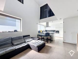 Deze woning is gelegen pal in het stadscentrum van Roeselare, kortbij het kerkhof, stadspark, Colruyt, Grote Markt, de winkelstraat etc.<br /><br />De indeling is als volgt: inkomhal - apart toilet - bureau - lichtrijke leefruimte/eetplaats - keuken - wasberging - garage uitkomend op de Groenestraat. <br />Verdiep 1: hall - extra leefruimte/living of hobbyruimte - toegang tot het zonnige dakterras. <br />Verdiep 2: Nachthal - 2 volwaardige slaapkamers en badkamer met toilet, dubbele lavabo en douche. <br />Via de nachthal is er toegang tot de geïsoleerde zolder. <br /><br />Centraal en energiezuinig wonen? Dan is dit de opportuniteit. <br />Vrij vanaf 15/09/2026. Maximum voor 4 personen, voor zowel bewoning als domiciliëring. <br /><br />Interesse? Gelieve uw gegevens aan te vullen via het contactformulier, dan contacteren wij u zelf terug via mail.