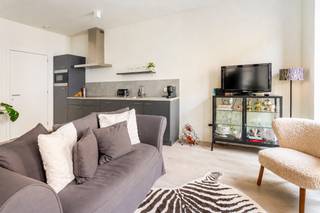 This recently built flat of approx. 58 m² is situated in the stunning ‘De Dams’ development on Lange Nieuwstraat. The combination of historic buildings and modern contemporary architecture makes this project a unique residential concept in the city centre.<br /><br />Through the entrance hall, which has space for a coat rack, you have direct access to the pleasantly spacious living area overlooking the cosy indoor terrace of approx. 4 m². The open-plan kitchen is finished to the highest standard and features a sleek, modern design with handle-less cupboards. It is fitted with neatly integrated appliances.<br /><br />The bedroom is pleasantly spacious and shares the adjacent bathroom, which features a shower, a vanity unit with a double washbasin and a toilet. There is a utility room with connections for a washing machine and tumble dryer.<br /><br />The residence was built to the BEN (Nearly Energy-Neutral) standard, giving this flat an E-level of just E25. Sustainable living in an extremely central yet quiet location is therefore a key feature here.<br />A nice extra is the innovative ‘Bringme Box’ system. This means that everything relating to opening the door, communication, and the sending and returning of parcels is digitised.<br /><br />Communal bicycle storage available.<br /><br />Service charges: 65 euros per month.<br />All utilities (gas, water and electricity) are to be met privately by the tenant.<br /><br />Available from 1 July 2026.