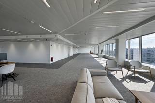 Cet espace de bureaux de <strong>1.664 m² </strong>bénéficie d’une excellente accessibilité grâce à sa proximité avec plusieurs axes routiers majeurs tels que la <strong>R10, l’A12, l’E19 et l’E17</strong>.<br /><br />De grandes baies vitrées assurent un apport généreux de lumière naturelle dans l’ensemble des bureaux. Les espaces sont équipés d’un système <strong>HVAC </strong>et d’un éclairage <strong>LED </strong>économe en énergie, ainsi que de bureaux individuels et de salles de réunion, offrant une grande flexibilité d’utilisation.<br /><br />L’immeuble dispose de 4 ascenseurs et offre un accueil professionnel avec une réception ainsi que des portiques de sécurité avec contrôle d’accès par badge. Les occupants bénéficient également de plusieurs services sur site, notamment une salle de réunion partagée et un restaurant.<br /><br />Enfin, de nombreuses possibilités de stationnement sont disponibles pour les collaborateurs et les visiteurs.<br /><br />Contactez <strong>PANORAMA B2B </strong>pour tout renseignement complémentaire, pour obtenir les plans ou organiser une visite sans engagement au <strong>0477 91 10 00</strong>.