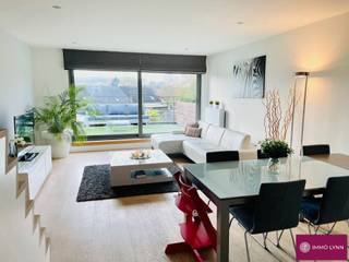 Moderne duplex met 2 kamers, terras & parking in centrum Perk! Indeling 1ste verdieping: inkomhal, ruime woonkamer met open uitgeruste keuken,...