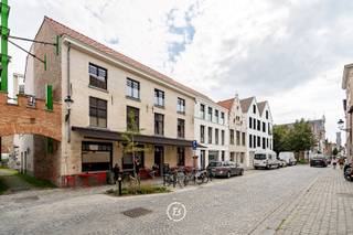 Verscholen in het hart van Brugge, bevindt zich de<br />historische site van de Weylerkazerne. Het project geniet een imposante architectuur met respect voor historische elementen, dit op een gunstige en commerciële ligging. <br /><br />Het handelspand in kwestie is gelegen langs de Ezelstraat op slechts 700 meter van de Grote Markt.<br /><br />De handelsruimte wordt casco verkocht waardoor de koper alle vrijheid geniet om het pand in te richten naar eigen smaak.<br />De winkel geniet een oppervlakte van 96 m² en is voorzien van een inpandige kelder met een oppervlakte van 31 m².<br />Extra: Mogelijkheid tot aankoop van bijhorende garagebox (NIV -1) in de achterliggende ondergrondse en deels publieke parking. (€ 65.000 excl. kosten) <br /><br />Vanuit de Ezelstraat is er overigens een vlotte verbinding naar de ring van Brugge en andere belangrijke uitvalswegen.<br /><br />Verkoop onder Btw-stelsel.