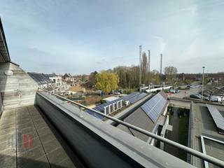 Fantastisch gelegen kantoor met een oppervlakte van<strong> 125 m² te huur</strong> langs én met visibiliteit van de bedrijvige Meensesteenweg op slechts 300 m van de Ringlaan (R8) met onmiddellijke verbinding naar de A19 en de E403.<br /><br />Het<strong> instapklaar kantoor </strong>maakt deel uit van <strong>het kwalitatieve bedrijvencentrum 'Bizz-Init' </strong>bestaande uit 3 verdiepingen voorzien van o.a. onthaal, vergaderalen, airco en beveiliging. Het verleent ondernemers een aangename en betaalbare werkplek met alle benodigde faciliteiten. Het kantoor is ook voorzien van <strong>volgende faciliteiten:</strong> <strong>Wc's, aparte keuken + eetruimte en een fantastisch terras!</strong><br /><br />Het bedrijvencentrum biedt een <strong>uitstekende uitvalsbasis voor de hele regio</strong> en is gelegen in een levendige buurt met tal van winkels en eetgelegenheden in de directe omgeving. Tevens vlotte bereikbaarheid met het openbaar vervoer: station Bissegem bevindt zich op slechts 550 m.<br /><br /><strong>Alsook mogelijkheid tot huren van kantoorruimtes met oppervlaktes van 31 m² tot 273 m².</strong> Ruime parkeermogelijkheden bij het gebouw. Onmiddellijk beschikbaar. <br /><br />Contacteer PANORAMA B2B voor bijkomende (technische) inlichtingen, plannen of een vrijblijvend plaatsbezoek 0460 97 66 66.