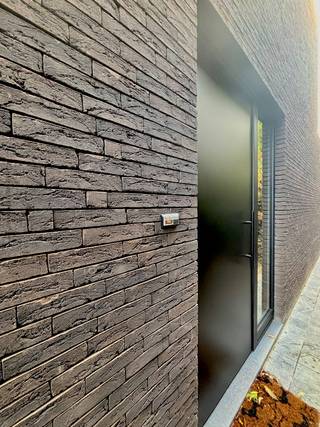 Centrum Ieper – Recente instapklare gezinswoning met energieprestatie label A<br /><br />Gelegen in een rustige en intieme omgeving, maar toch in het centrum van Ieper, bevindt zich deze recente en energiezuinige woning (bouwjaar 2021).<br /><br />De woning is instapklaar en afgewerkt met kwalitatieve en duurzame materialen.<br /><br />Gelijkvloers<br />Ruim inkomportaal (6,8 m²) met vestiaire, open traphal en gastentoilet.<br />Aansluitend bevindt zich de garage (22,4 m²) met automatische sectionaalpoort en praktische wasberging.<br />De lichtrijke leefruimte (53 m²) omvat een gezellige zithoek met mooie moderne gashaard en een ruime eethoek, met zicht op de aangelegde tuin en het terras (met achteruitgang).<br />De open keuken met eiland is volledig ingericht en uitgerust met kwalitatieve SMEG-toestellen.<br /><br />Eerste verdieping<br />Ingerichte slaapkamer (11,65 m²) en afzonderlijke dressing (8,55 m²), die desgewenst kan worden ingericht als derde slaapkamer.<br /><br />Tweede verdieping<br />Masterbedroom voorzien van ingemaakte kasten en een tweede toilet.<br /><br />Extra troeven<br />•Energiezuinige woning – EPC-label A<br />•Zuidgericht perceel van 193 m²<br />•Airconditioning aanwezig<br />•Elektrische rolluiken<br />•Hoogwaardige afwerking en moderne materialen<br />•Instapklaar<br />•Ruime garage met automatische poort<br />•Rustige, intieme ligging in het centrum van Ieper<br /><br />Besluit<br />Deze recente en instapklare woning biedt comfortabel en energiezuinig wonen in een aangename, centrale omgeving.<br />Ideaal voor wie op zoek is naar een moderne gezinswoning met hoogwaardige afwerking en praktische indeling.<br /><br />De geafficheerde prijs is een instelprijs, elk voorstel boven deze prijs zal besproken worden met de eigenaars. Die de keuze hebben dit bod al of niet te aanvaarden.