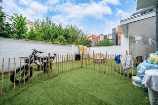 <p>We Invest heeft het genoegen u deze op te frissen studio voor te stellen, gelegen in de nabijheid van het historische centrum van Brussel.<span></span></p>
<p>Het pand geniet van een strategische ligging (nabij het Koolmijnenkaai & de Dansaertwijk), evenals een uitstekende bereikbaarheid (tram | metro | trein). Het appartement bevindt zich op het gelijkvloers, in een rustige straat, in een kleine mede-eigendom van 4 verdiepingen, zonder lift en zonder gemeenschappelijke kosten.</p>
<p>Het appartement van ±48 m² is als volgt ingedeeld: inkomhal, leefruimte/living, keuken, apart toilet en badkamer. Een tuin vervolledigt en verfraait dit pand.</p>
<p>Geen stedenbouwkundige inbreuken volgens de stedenbouwkundige inlichtingen van februari 2026. Momenteel verhuurd; de koper zal het genot van het goed verkrijgen via de inning van de huurinkomsten of kan het huurcontract opzeggen voor eigen bewoning om er zelf van te genieten.</p>
<p>Elektriciteit conform. EPC G. Dankzij de strategische ligging, nabij winkels, openbaar vervoer, scholen en de belangrijkste invalswegen, vormt dit pand een uitstekende opportuniteit voor investeerders of voor wie op zoek is naar een centrale ligging.</p>
<p>Houd er rekening mee dat lichte opfrissingswerken en een herinrichting van de ruimtes te voorzien zijn.</p>
<p>Exclusieve bezoeken op zondag 13/09 tussen 10u en 11u, met of zonder afspraak.<br />Info: anastasia.s@weinvest.be | 02 315 77 22</p>