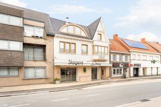 <p>Unieke combinatie van wonen en werken in het hart van Sint-Eloois-Vijve!<br /><br />Topgelegen handelspand (vroegere slagerij) met bovenliggende woonst, garage met uitweg, vlakbij de Leie.<br /><br />Indeling handelsgedeelte: aan de voorzijde bevindt zich op heden een volledig uitgeruste slagerij met stijlvolle winkelruimte. Aansluitend zijn er meerdere atelier- en werkruimtes voorzien. Achteraan op het gelijkvloers bevinden zich een extra keuken, een salon en diverse praktische bergruimtes. Veel potentieel voor allerhande (bedrijfs)doeleinden!<br /><br />Verder beschikt het pand over een ruime garage, een zijdoorgang naar de binnentuin en voldoende parkeergelegenheid zowel aan de voor- als achterkant van het pand.<br /><br />Indeling woonst: via een aparte inkom bereikt u het woongedeelte met een bewoonbare oppervlakte van ca. 250 m². De woonst omvat een royale en lichtrijke leefruimte, een volledig uitgeruste open keuken, 4 volwaardige slaapkamers, een stijlvolle badkamer en een prachtig zonneterras van meer dan 40 m² met zicht op de Leie. <br /><br />Dankzij de afzonderlijke ingang en aparte elektriciteitstellers kan de woonst perfect apart verhuurd worden.<br /><br />TROEVEN:<br /><br />- Unieke combinatie van handelszaak en ruime privéwoonst<br />- Commerciële ligging<br />- Ruim woongedeelte van ca. 250 m²<br />- 4 volwaardige slaapkamers<br />- Groot zonneterras van meer dan 40 m²<br />- Aparte toegang en aparte tellers voor handelszaak en woonst<br />- Garage, binnentuin en extra bergruimtes<br />- Centrale verwarming op aardgas<br />- Regenwaterrecuperatie (2 x 7.500 liter)<br />- Vijver met filterinstallatie<br />- Hoogwaardige afwerking met maatwerkkasten<br /><br />Kortom, een uitzonderlijke opportuniteit voor wie wonen en ondernemen wil combineren.<br /><br />Meer info of een bezoek? Neem gerust contact met ons op: charlotte@immobeguin.be</p>