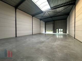 Nieuwbouw KMO-unit met een oppervlakte van 236 m² te koop vlak bij de Meensesteenweg met een onmiddellijke verbinding naar de A19 op- en afrit Menen (+/- 4 km).<br /><br />De casco loods is opgebouwd uit een staalstructuur met silex panelen en voorzien van een sectionale poort (4 m B x 4,2 m H), lichtstraat en polybetonvloer. De opslagruimte maakt deel uit van een gloednieuwe KMO-project bestaande uit 14 KMO-units met oppervlaktes van 180 m² tot 252 m² (samenvoegbaar tot +/- 3.000 m²).<br /><br />De magazijnen aan de kop van het project zijn voorzien van een mezzanine met vaste trap en glaspartijen op verdieping waardoor men een kantoor / showroom in kan bouwen.<br /><br />Ruime parkeer- en manoeuvreerruimte op de site met per unit privatieve parkeerplaatsen.<br /><br /><strong>ONMIDDELLIJK BESCHIKBAAR!</strong><br /><br />Contacteer <strong>PANORAMA B2B</strong> voor bijkomende inlichtingen, plannen of een vrijblijvend plaatsbezoek <strong>0460 97 66 66</strong>.