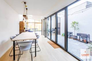 Deze hippe woning is gelegen aan de rand van centrum Destelbergen en nabij de ring rond Gent (R4), wat zorgt voor een uitstekende bereikbaarheid. De...