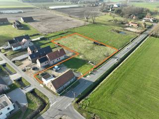 Bent u op zoek naar een pand met verbouw-/herbouwpotentieel én mogelijkheid om uw dieren bij huis te plaatsen? Mis deze kans niet!<br /><br />Voor de bouw van een alleenstaande woning met aanpalende stalling werd een verkavelingswijziging verkregen.<br />Herbouwen kan aan het voordeeltarief van 6% BTW indien u aan de voorwaarden voldoet.<br /><br />De woning is ingedeeld in:<br />-Gelijkvloers: inkomhal, leefruimte, keuken met ontbijthoek, polyvalente ruimte/berging, badkamer met douche, toilet en lavabo, nachthal, 3 grote slaapkamers.<br />-Zolder: bijzonder grote bergzolder met mogelijkheid tot verschillende extra slaapkamers.<br /><br />Wat de weide betreft: de voorbije jaren werd reeds een nieuw schuilhok voor dieren geplaatst en werd de weide afgezet met kwalitatieve materialen (acaciapalen, speciaal Tornado paardengaas en elektrische afsluiting is van Gallagher. <br /><br />Vanuit deze locatie is er een vlotte verbinding met lokale winkels te Moerkerke en alle infrastructuur te Brugge, Knokke, Maldegem.. .<br /><br />Van deze te renoveren of herbouwen woning op 4049m² uw nieuwe thuis maken?<br /><br />Contacteer Bonne Vastgoed 7 dagen op 7 voor meer info via 0468/10 40 40 of info@bonnevastgoed.be .