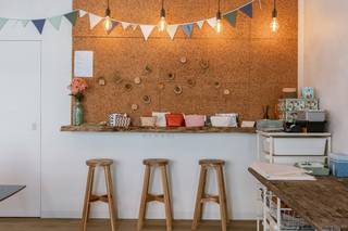Op zoek naar een unieke combinatie van wonen en werken op toplocatie nabij Gent? Dit indrukwekkende gelijkvloers appartement in loftstijl, met...