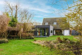 ERONDEGEM - Are you looking for a timeless villa with panoramic view of nature area?Then this property might be for you! The main assets in a...