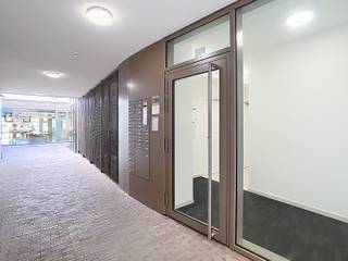 <p>Wonen in het bruisende centrum van Leuven, op wandelafstand van alles wat de stad te bieden heeft, in een instapklare studio die helemaal nieuw is. Deze gezellige studio aan de Diestsestraat 209 is jouw nieuwe thuisbasis, waar comfort en ligging hand in hand gaan. Volledig gemeubeld en onmiddellijk beschikbaar, hoef je alleen nog je koffers uit te pakken.</p><p>De indeling is functioneel en doordacht opgezet. Je betreedt de studio en komt terecht in een lichtrijke leefruimte die naadloos overgaat in de slaapkamer, dé ideale plek om tot rust te komen na een drukke dag. Deze ruimte vormt het hart van de woning en is als bewoonbare oppervlakte volledig ingericht om maximaal comfort te bieden. Daarnaast geniet je van een eigen terras, perfect om in het weekend van een kopje koffie te genieten of gewoon even buiten te zijn zonder de drukte van de stad.</p><p>Als nieuwbouwproject beschikt deze studio over een uitstekend EPC-label A met een score van 51, wat garant staat voor een energiezuinige en comfortabele woonervaring. De afwerking is van hedendaagse kwaliteit, passend bij een gloednieuw gebouw waar niets aan het toeval is overgelaten. De gemeenschappelijke kosten bedragen 90 euro per maand, bovenop de maandelijkse huurprijs vanaf 895 euro.</p><p>De ligging is werkelijk een troef op zich: winkels, scholen, sportfaciliteiten en openbaar vervoer bevinden zich allemaal binnen handbereik. Ook het station van Leuven en de invalswegen zijn vlot bereikbaar, waardoor je zowel te voet, met de fiets als met de auto overal snel geraakt. Deze centrale ligging maakt van deze studio een ideale uitvalsbasis voor wie van stadsleven houdt zonder in te boeten op bereikbaarheid.</p><p>Spreekt deze studio je aan en wil je de sfeer met eigen ogen komen ontdekken? Neem gerust contact op met ons kantoor om een bezoek in te plannen. We helpen je graag verder en staan klaar om al je vragen te beantwoorden.</p>