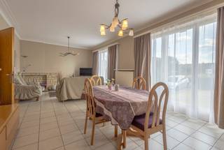<p>Située dans un emplacement central à proximité du centre de Dilbeek, cette charmante villa avec 3 chambres offre un cadre de vie idéal pour une famille grâce à ses beaux volumes, ses espaces de vie lumineux et son environnement verdoyant. La maison a toujours été soigneusement entretenue et peut être entièrement aménagée selon vos goûts moyennant quelques travaux de rafraîchissement.</p><p>Vous accédez à la propriété par un hall d’entrée spacieux avec toilette visiteurs.</p><p>Depuis le hall, vous découvrez un agréable séjour lumineux qui se prolonge harmonieusement vers la salle à manger. La cuisine équipée offre une belle vue sur le jardin.</p><p>À l’extérieur, vous profitez d’une agréable terrasse et d’un jardin facile d’entretien avec une magnifique vue sur les espaces verts environnants. Entouré de verdure, le jardin offre calme et intimité.</p><p>Au premier étage se trouve un hall de nuit desservant trois chambres spacieuses, une salle de bains et une toilette séparée.</p><p>Une pratique grenier de stockage vient compléter l’ensemble.</p><p>La maison dispose également d’un sous-sol complet comprenant un grand garage, une buanderie ainsi que plusieurs espaces de rangement. Un atout supplémentaire est l’accès direct au jardin depuis le sous-sol.</p><p>La situation est particulièrement avantageuse : à quelques pas de la gare de Dilbeek, des commerces, des écoles et des transports en commun, vous bénéficiez d’une excellente accessibilité et de toutes les commodités quotidiennes à proximité.</p><p>Ne manquez pas cette opportunité unique ! Contactez-nous dès aujourd’hui et planifiez votre visite via le site internet de Living Stone. </p>